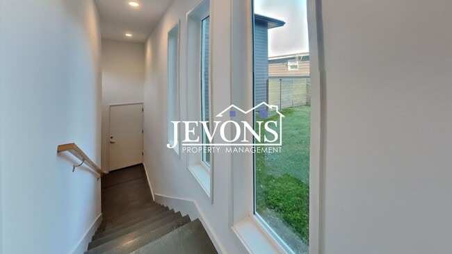 Building Photo - Luxury single-family home with inclusive water, sewer, and garbage