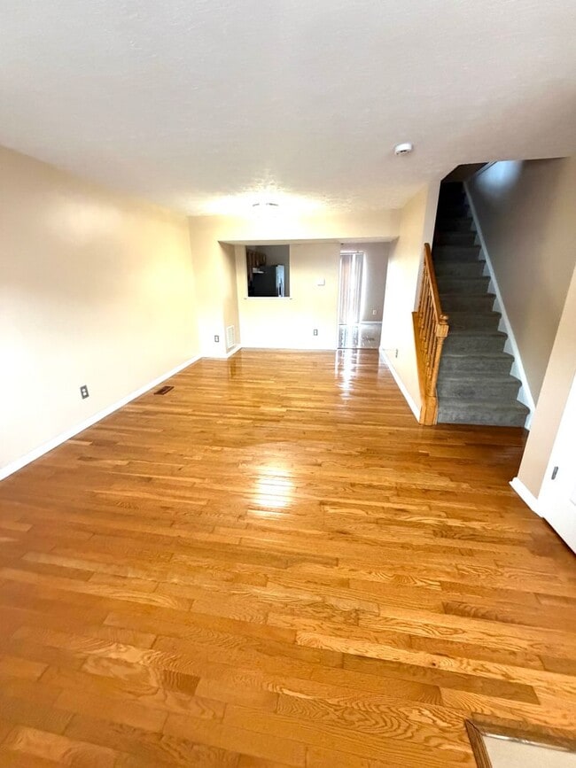 Building Photo - Edgewood 2 Bedroom End of Group For Rent!