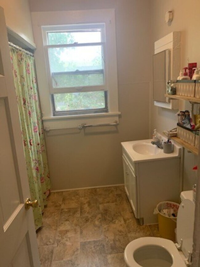 Building Photo - 3 bedroom, 2 bath House - Available August...