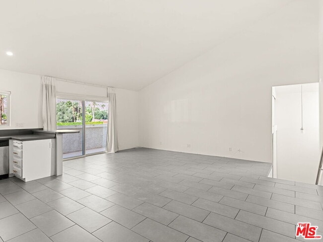 Building Photo - 1472 S Camino Real