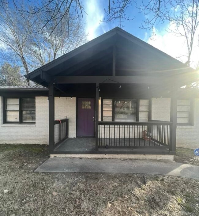 Building Photo - 2346 Larchwood Rd SW