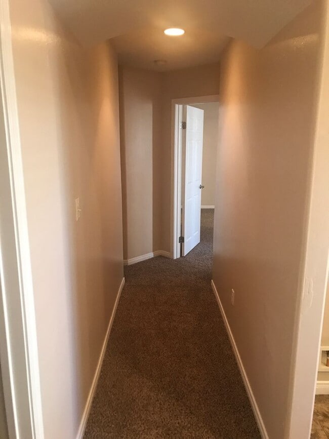 Building Photo - 4 bedroom, 2 bathroom home located near Stine Rd/ McKee Rd.