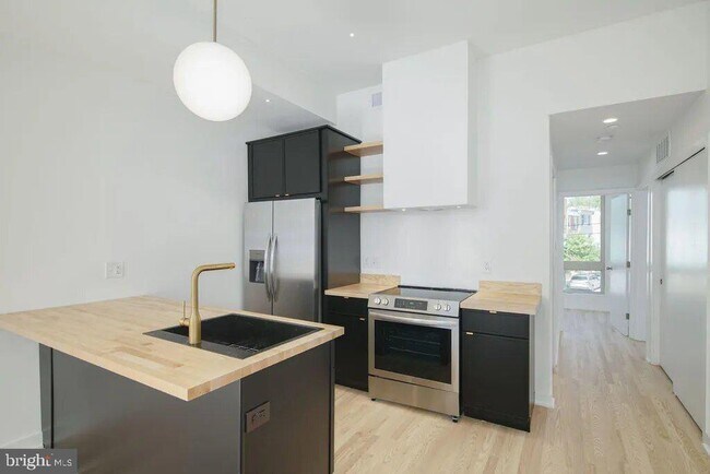 Building Photo - 2331 Frankford Ave