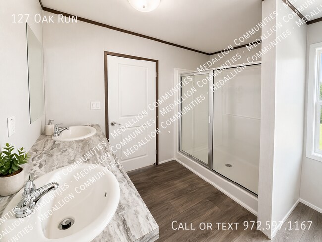 Building Photo - 127 Oak Run