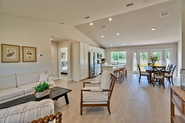 Building Photo - 3 MONTHS FREE RENT! 3/2 in Hawthorne