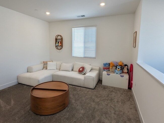 Building Photo - Beautiful and Spacious 4BR 3BA Home in Roseville