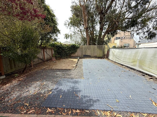 Building Photo - UPDATED BRIGHT 1500/ft 3BR/2BR+Bonus+1GR H...