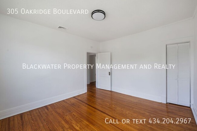 Building Photo - 305 Oakridge Blvd