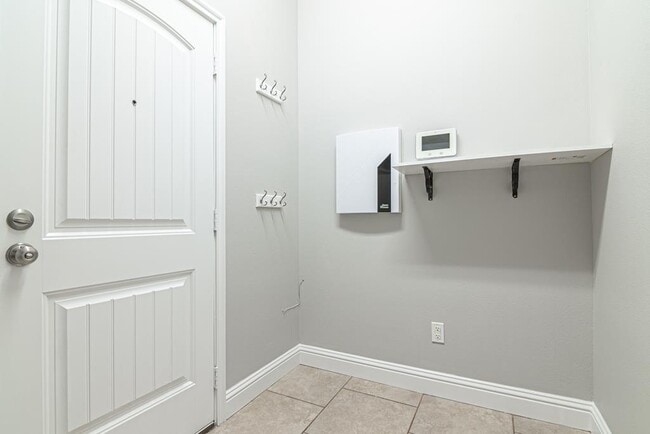 Building Photo - 705 E 96th St