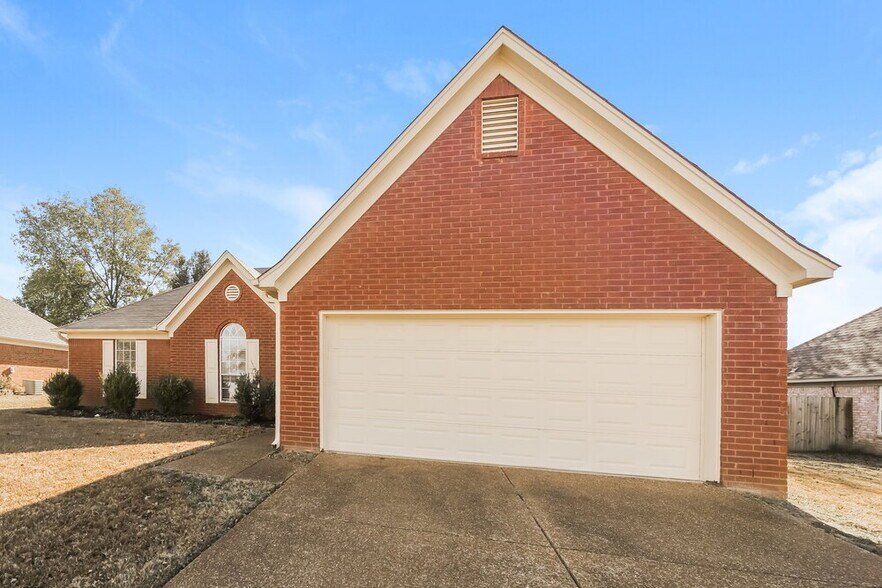 Building Photo - 165 Garden View Dr