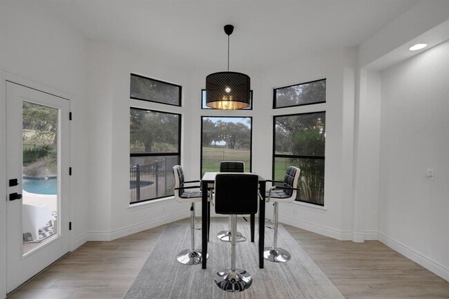Building Photo - 608 Lakeway Dr