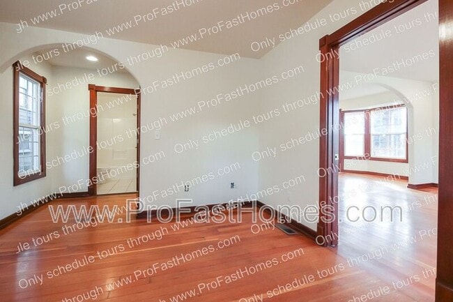 Building Photo - 3232 N Michigan Ave