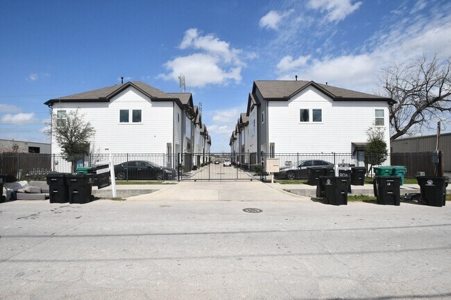 Building Photo - 5904 Gardendale Dr