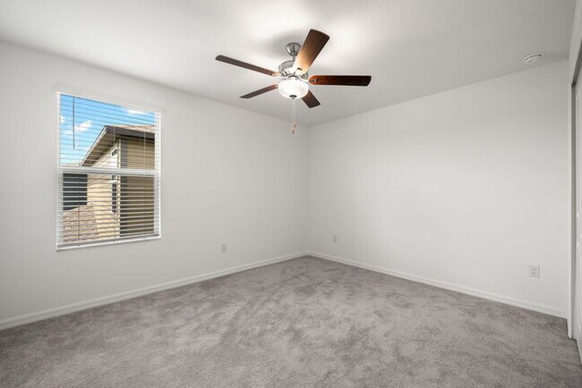 Building Photo - LIKE  NEW Home For Rent in Zephyrhills!