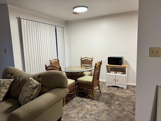 Building Photo - 1001 White Oak Rd