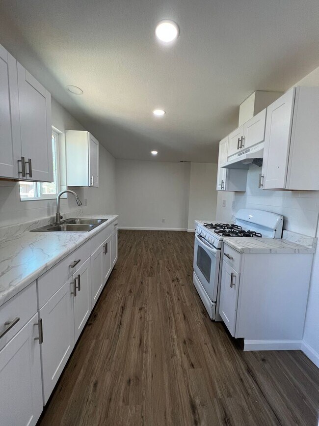 Building Photo - 3bd/1ba unit and NEWLY remodeled!!