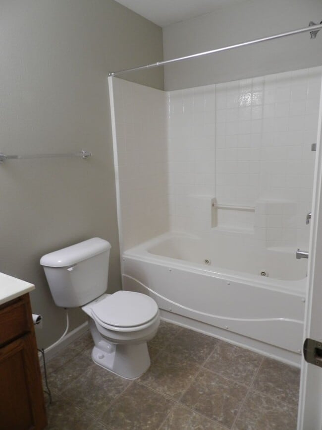 Building Photo - Avaliable April 14th