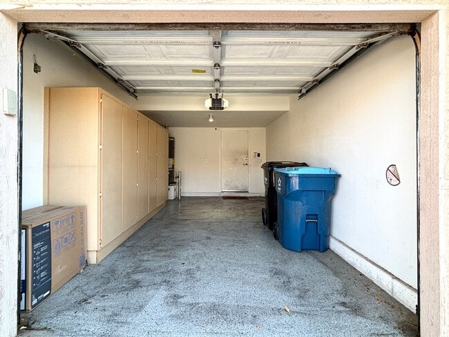 Building Photo - Great Two Bedroom Townhouse with a 1 car garage near Silverado Ranch area