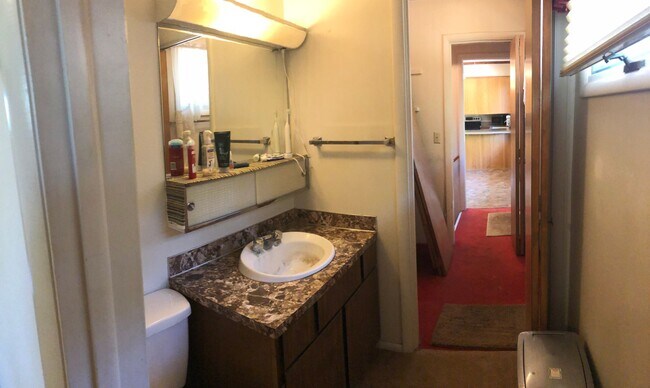 Building Photo - 3 Bed 2 Bath Single Family Home with Additional Space in Basement!