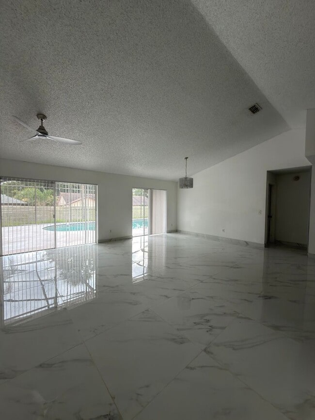 Building Photo - 9142 Sabal Palm Cir