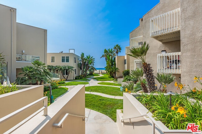 Building Photo - 7301 Vista Del Mar