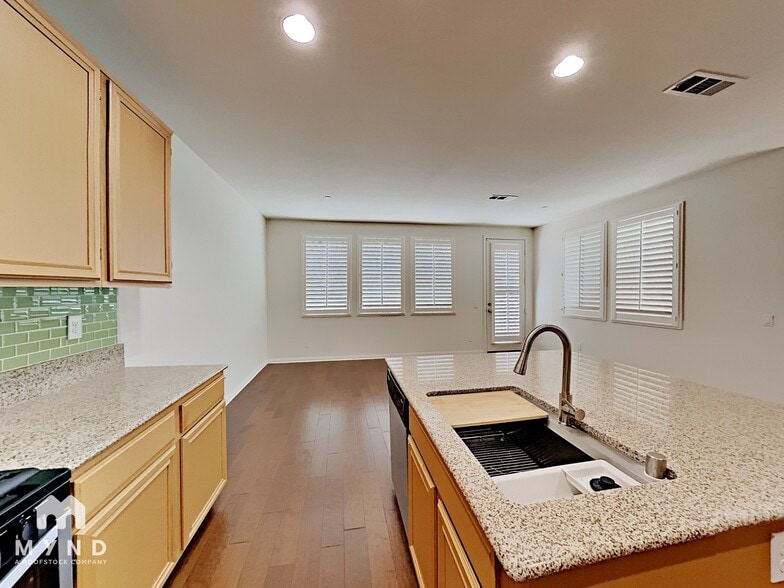 Building Photo - 1529 Bath Ave