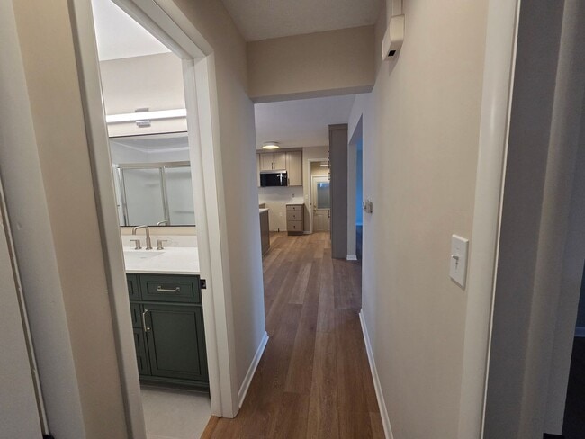 Building Photo - Beautiful 4 bedroom in Forest Hills