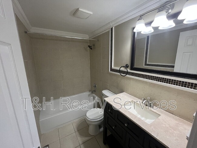 Building Photo - 1090 Greenwood Trail W Dr