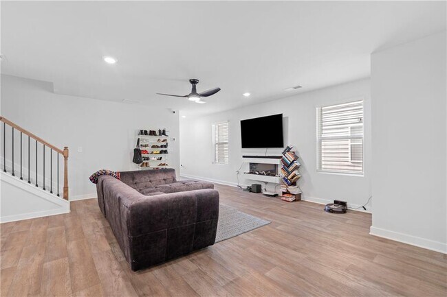 Building Photo - 3540 Station Dr