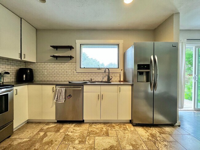 Building Photo - Beautifully Remodeled 5 Bed 2 Bath House i...