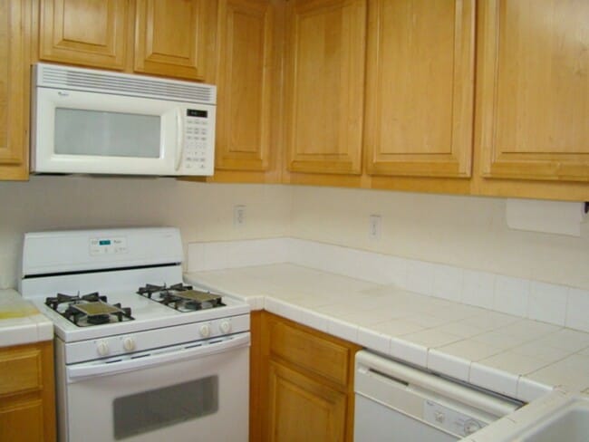 Building Photo - Townhouse 2 bedroom, 2 bath, washer/dryer, refrigerator, 2 car garage, patio