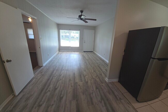 Building Photo - 712 Newport Dr