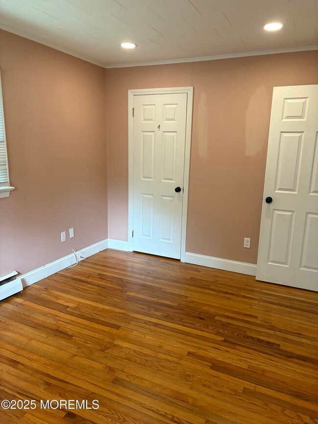 Building Photo - 609 Cable Ave