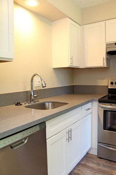 Building Photo - 4609-4609 NE Killingsworth St