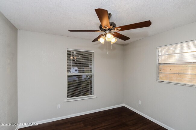 Building Photo - 461 Truvall St SW