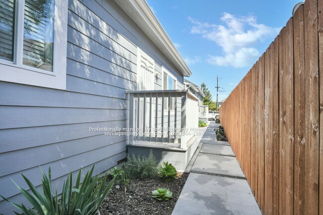 Building Photo - FULLY FURNISHED (ONLY) 2 BR/1 BA detached ...