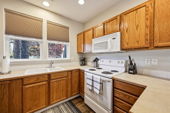 Building Photo - Furnished 3-Bedroom Home in Southwest Bend with Yard Care Included