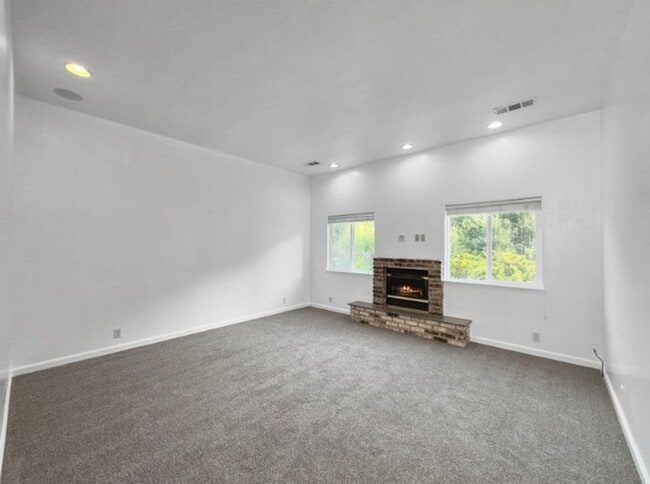 Building Photo - Spacious 4-Bedroom Home with Stunning Hill...