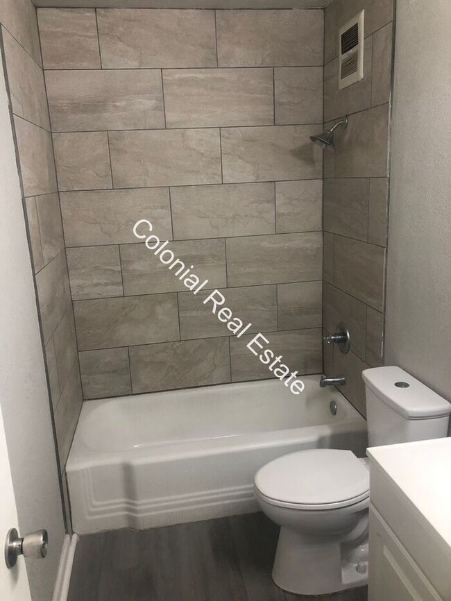 Building Photo - Updated and spacious 2 bedroom 1 bathroom apartment for rent!