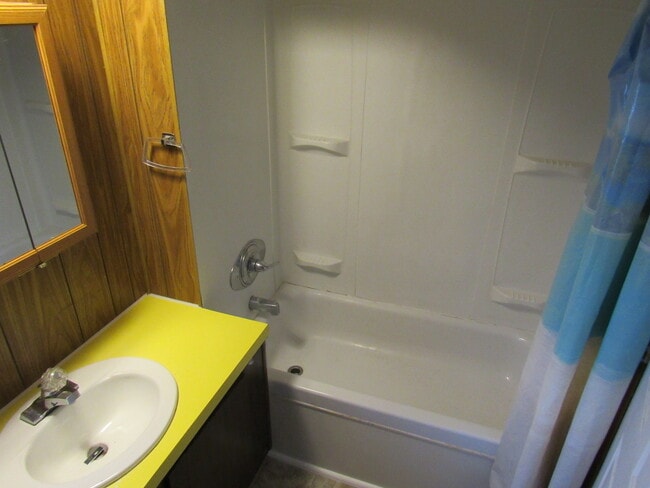 Building Photo - 5692 Northwest Dr