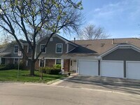 Building Photo - 216 Deerpath Ct