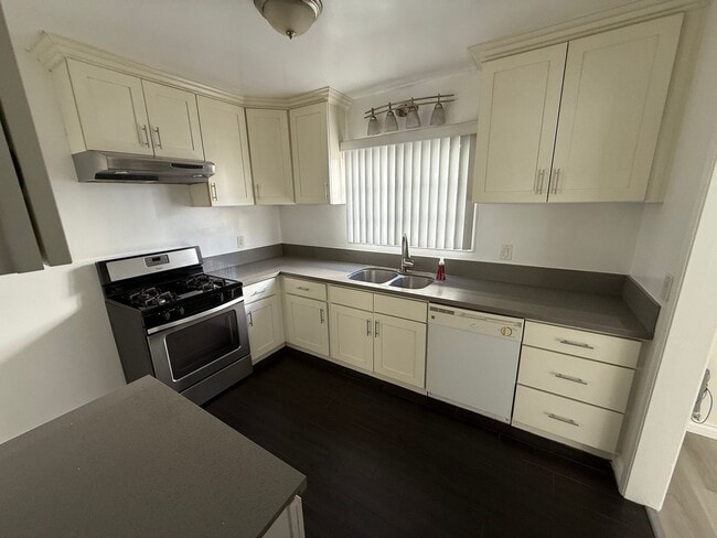 Building Photo - Beautiful 2 Bedroom Belmont Shore Apartment for Rent - Garage Parking Included!