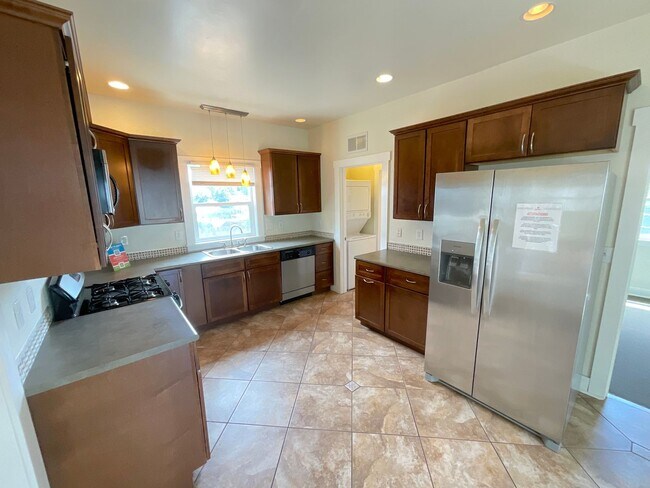 Building Photo - 2 Bedroom Home Available Near Pikes Peak Ave & S Institute St!
