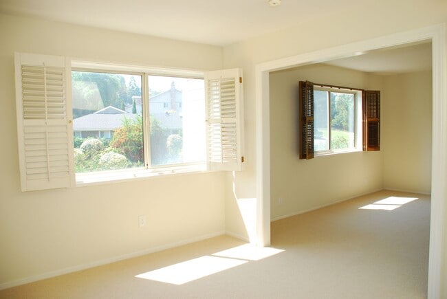 Building Photo - Corner Unit Townhome in Corte Madera For Rent!