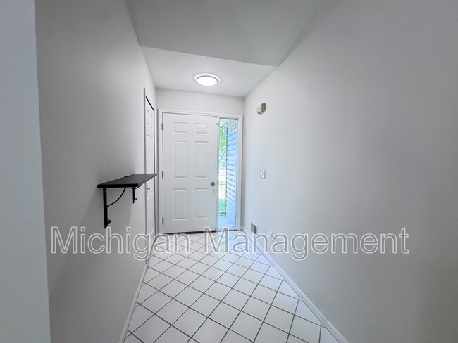 Building Photo - 173 Algansee Dr