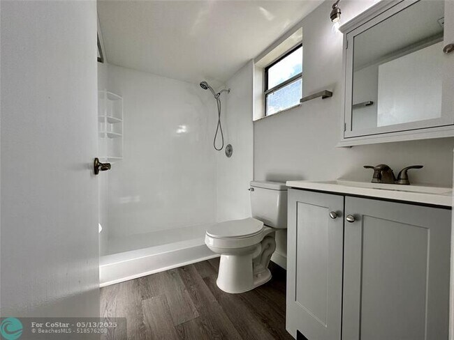 Building Photo - 717 Gardens Dr