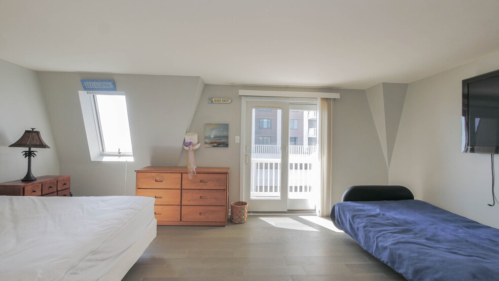 Building Photo - 137 S Berkley Sq