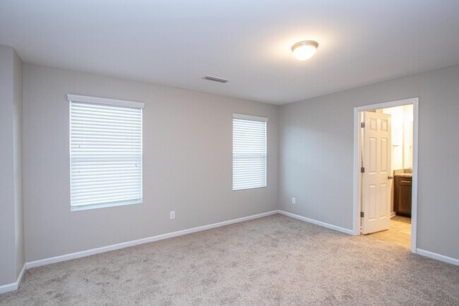 Building Photo - Stunning 3-Bedroom in Northwestern School District with Pool Access & Garage | AUGUST MOVE IN SPE...