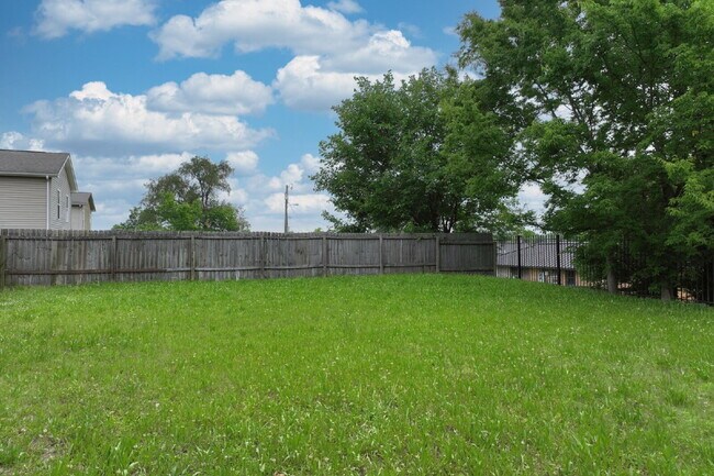 Building Photo - Springfield Gem! 3BR/2BA with Big Yard, St...