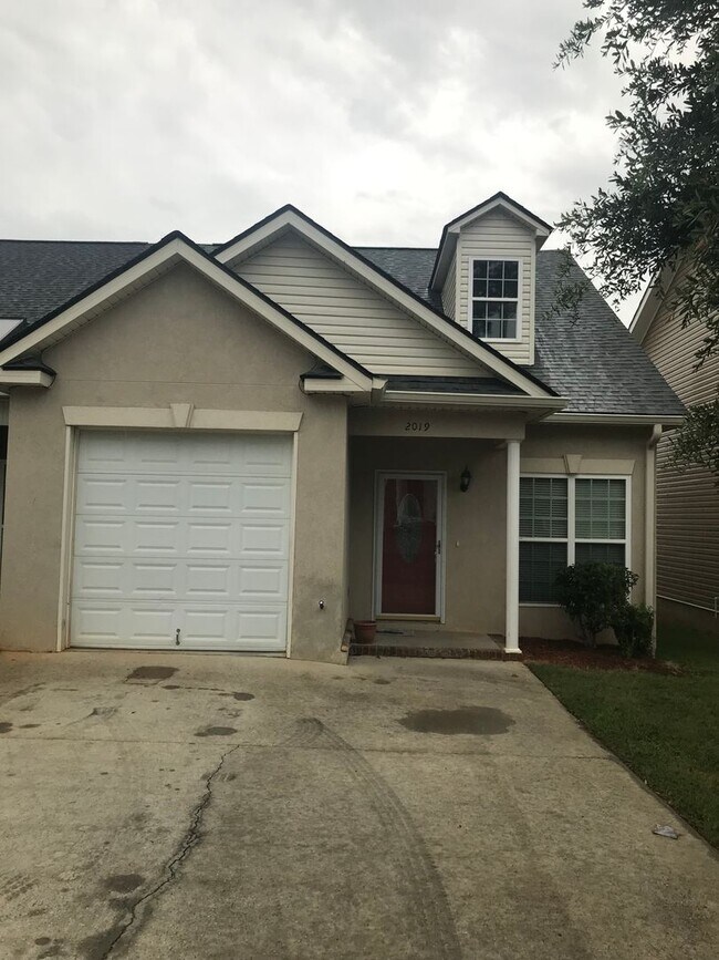 Primary Photo - 3 Bedroom 2 Bath Townhome off Stevens Cree...